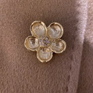 Vintage look statement button